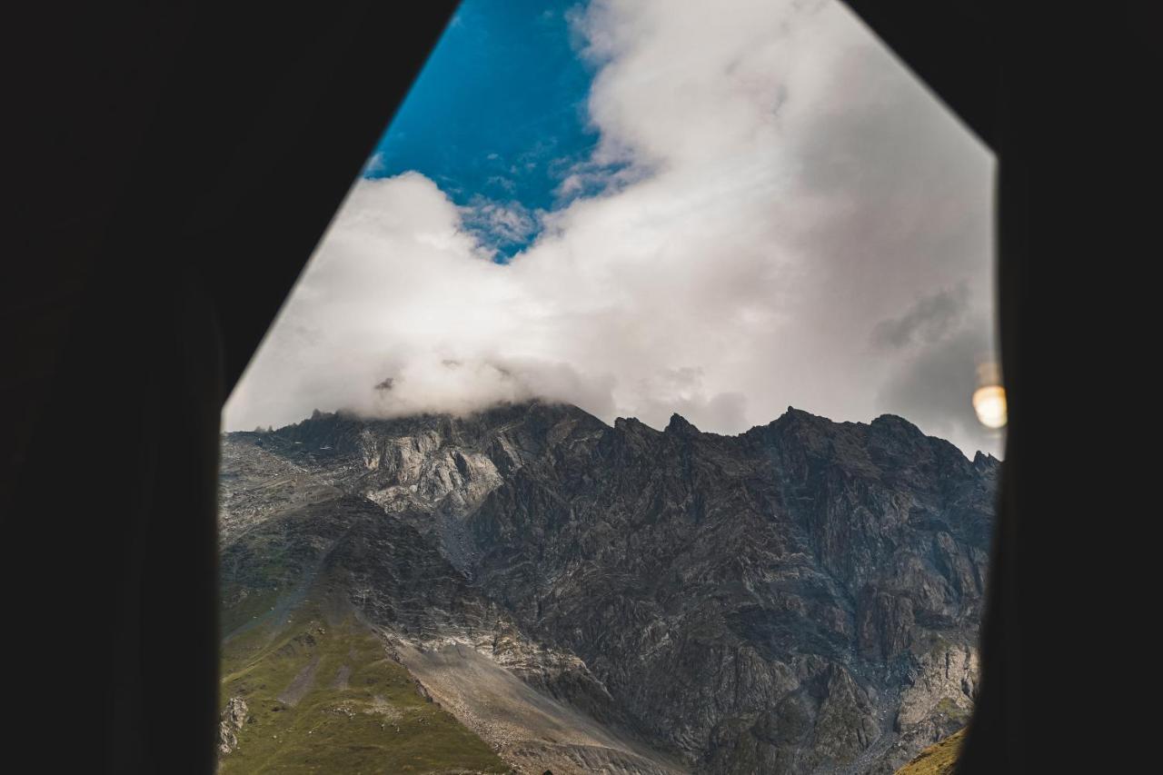 Lonely Mountain Villa Kazbegi Bagian luar foto