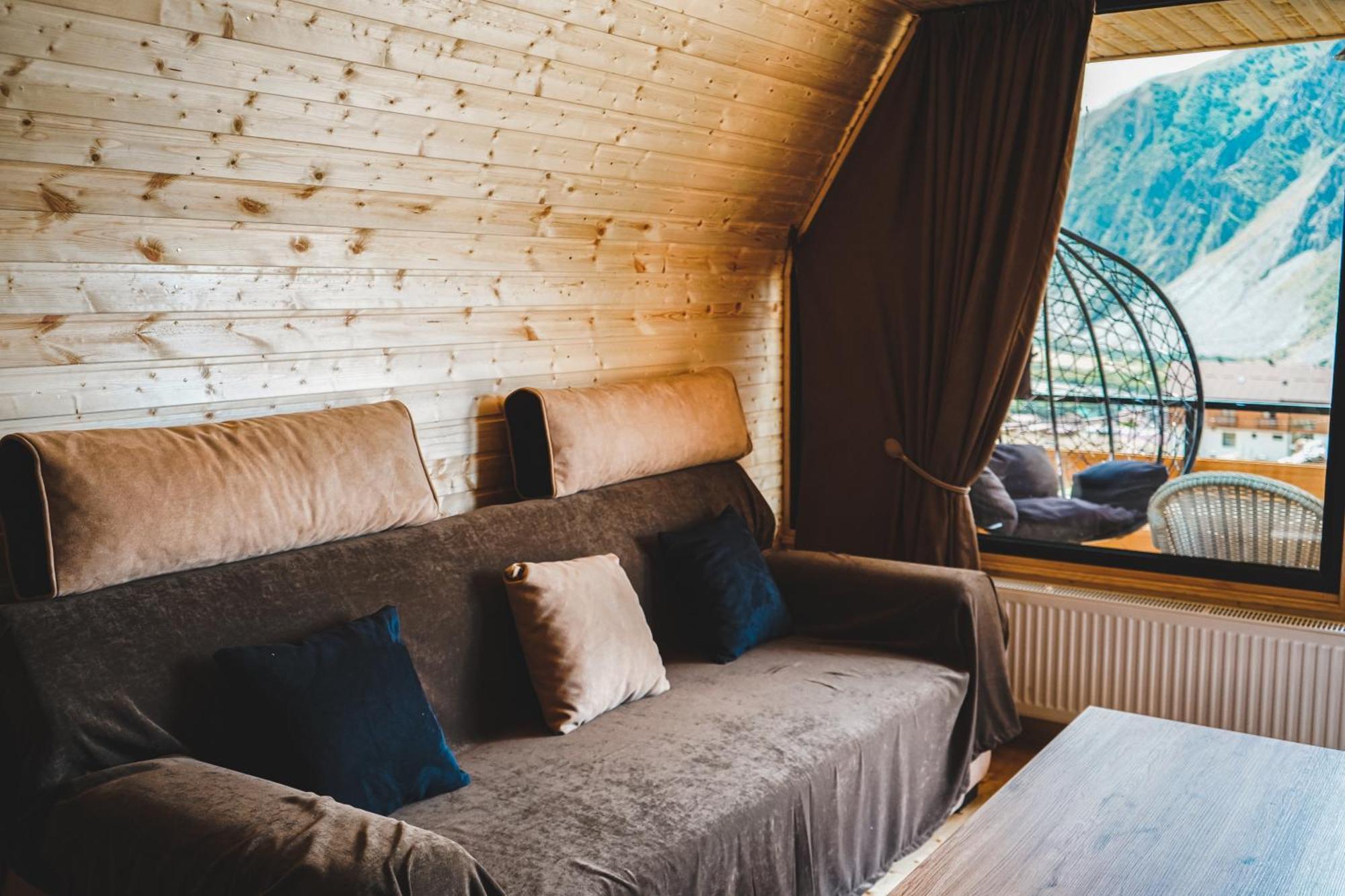 Lonely Mountain Villa Kazbegi Bagian luar foto