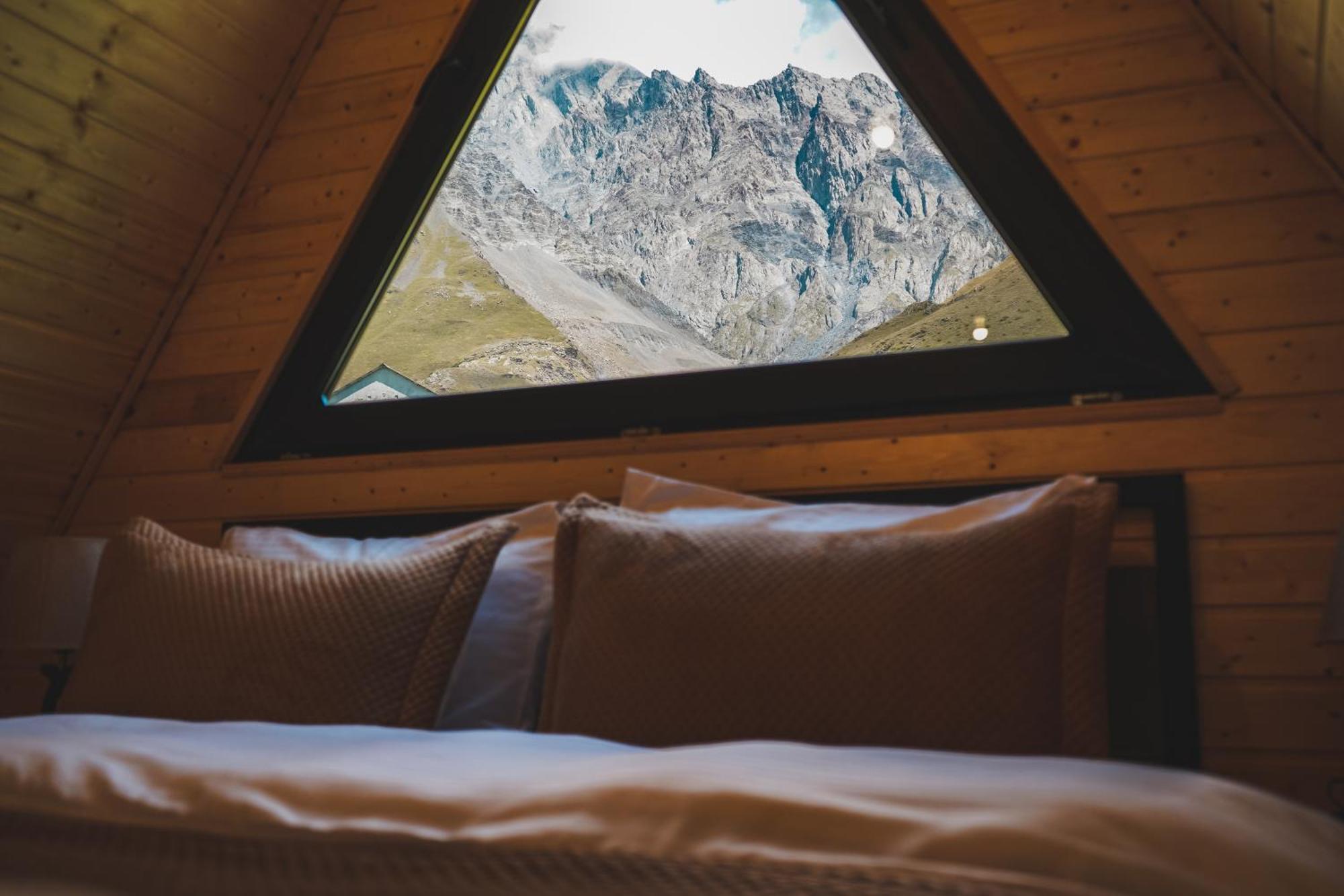 Lonely Mountain Villa Kazbegi Bagian luar foto