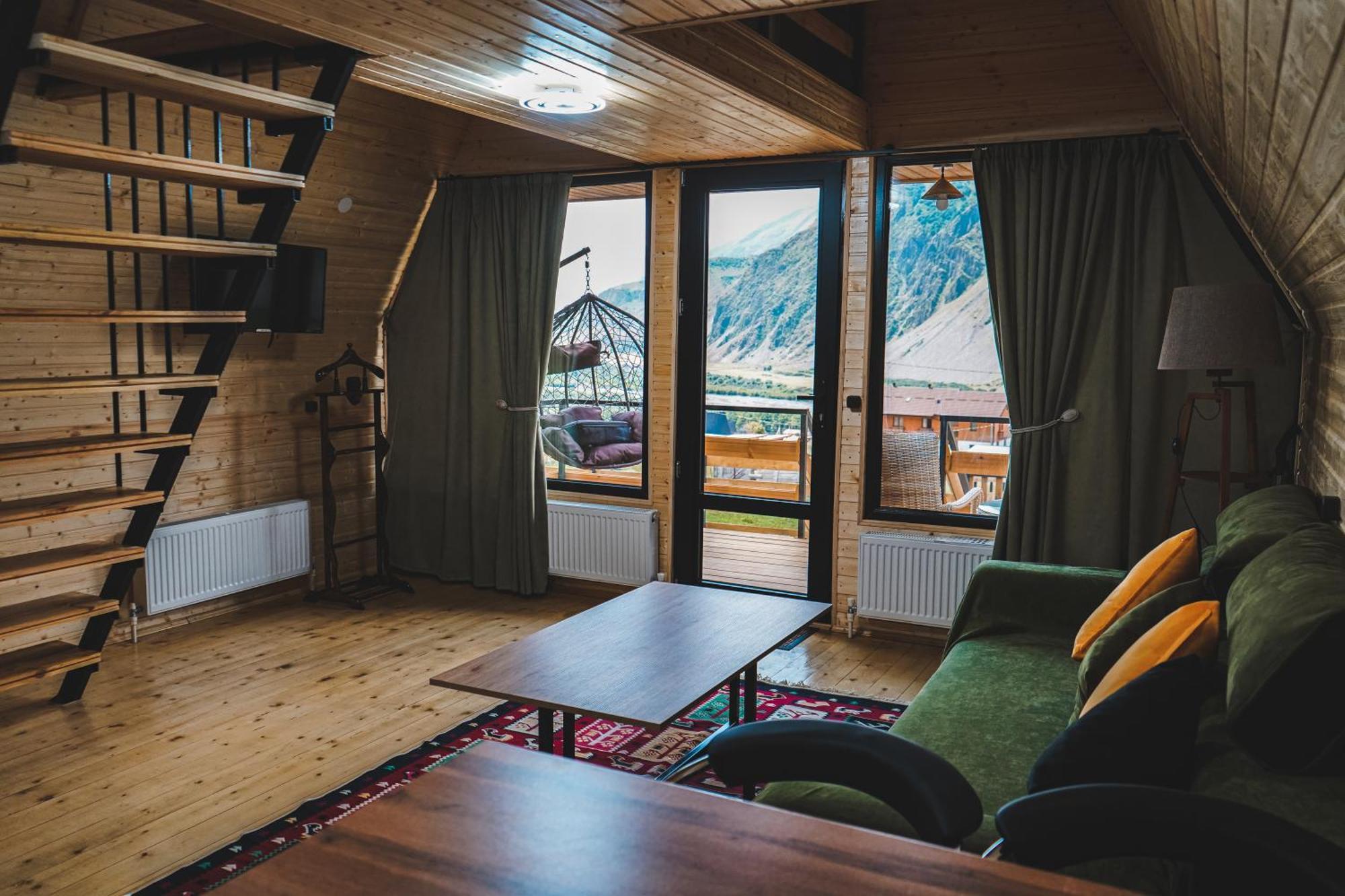 Lonely Mountain Villa Kazbegi Bagian luar foto