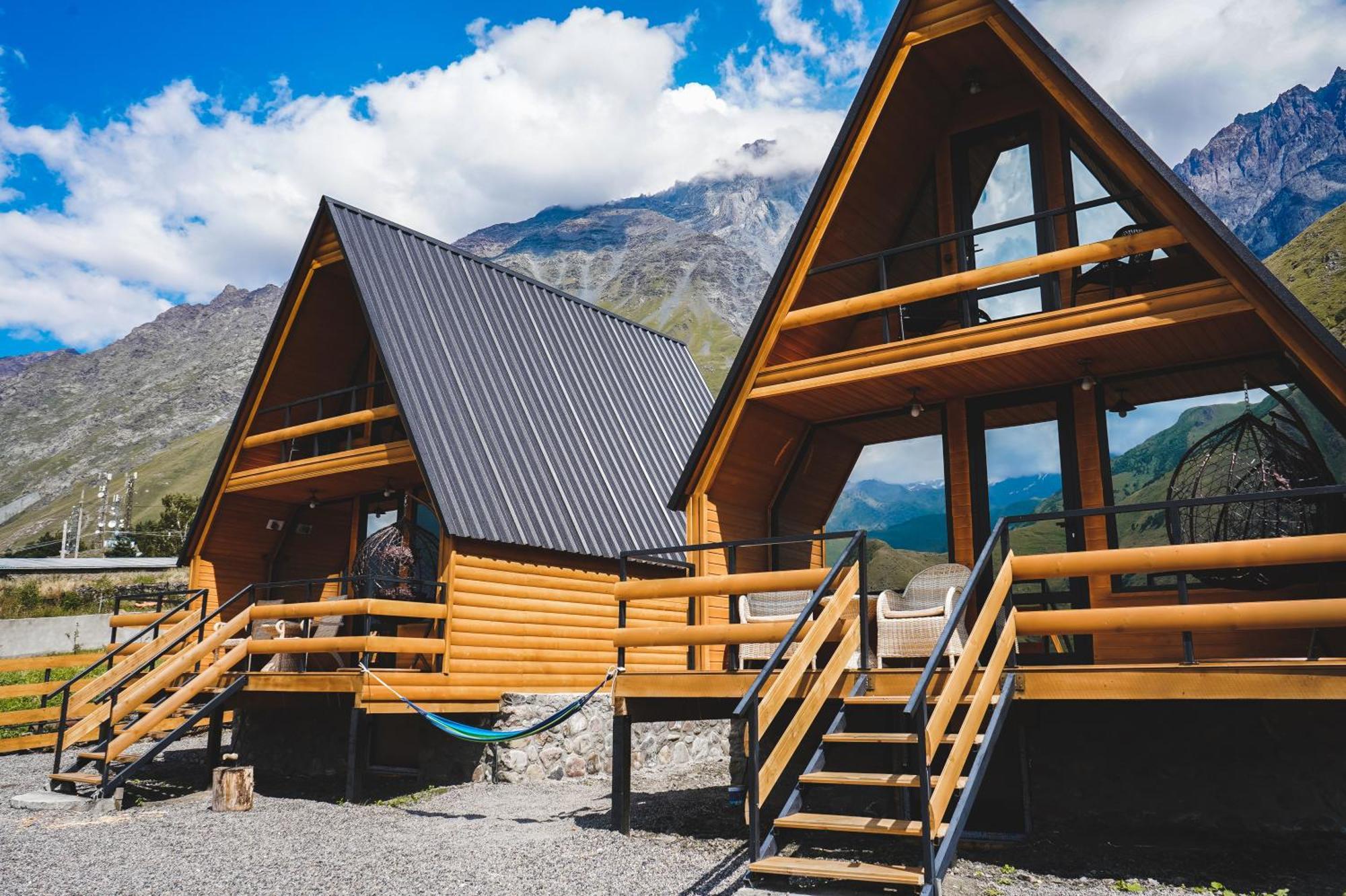 Lonely Mountain Villa Kazbegi Bagian luar foto
